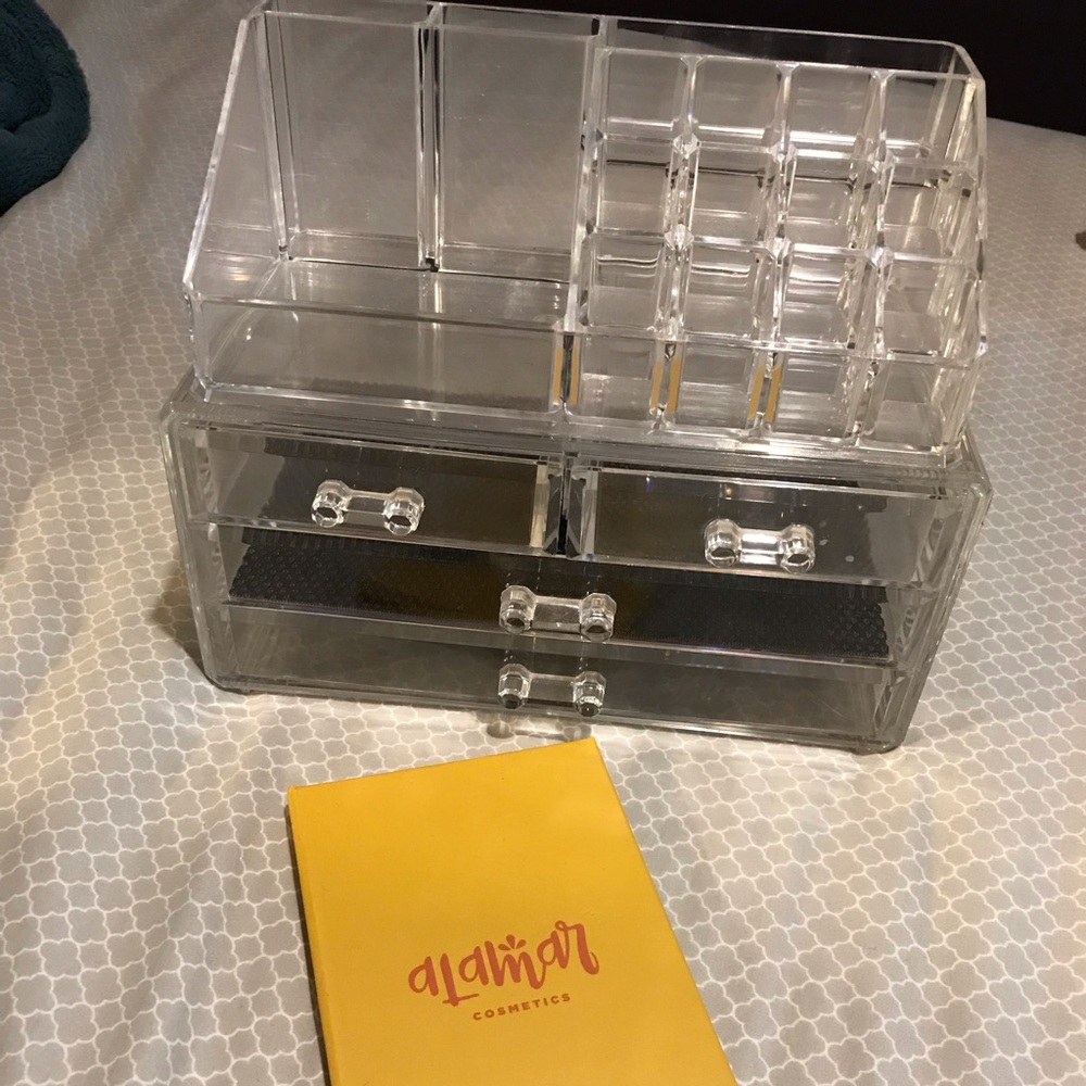 Acrylic makeup organizer w/ Alamar palette